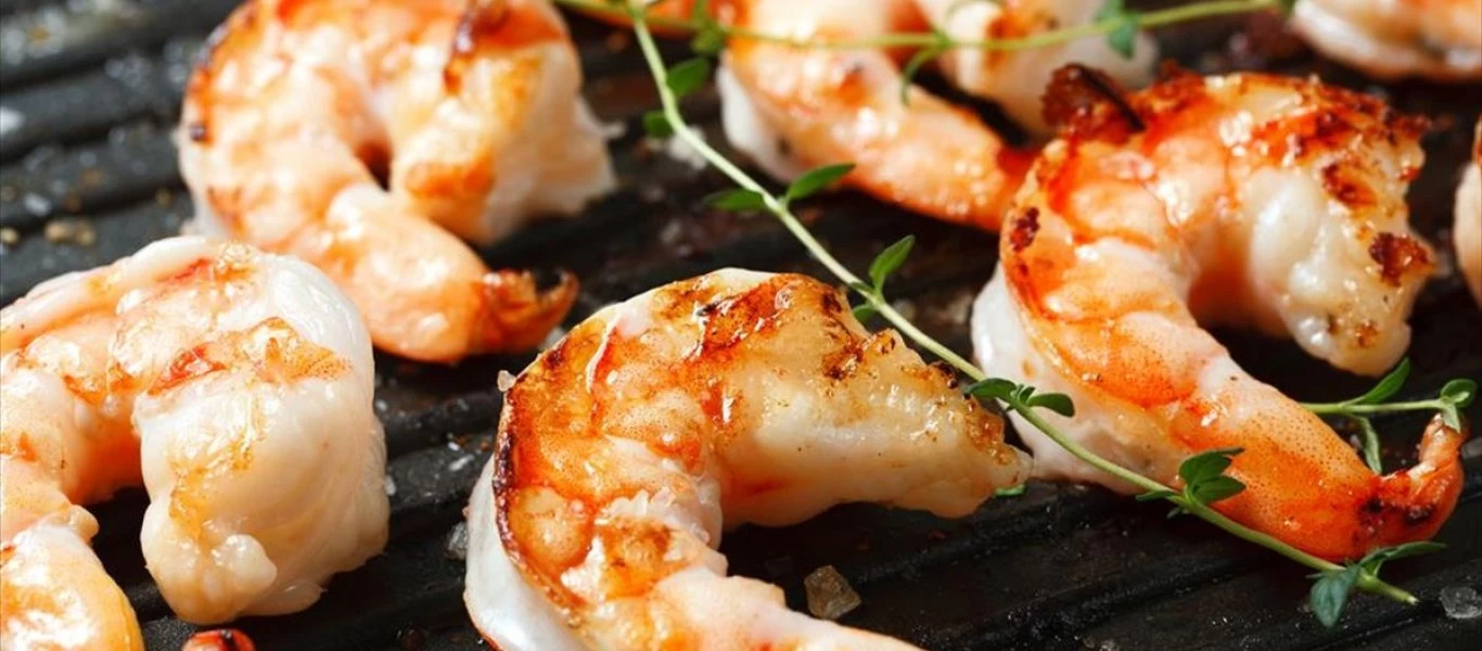 Το έξυπνο κόλπο για να καθαρίζετε σε δευτερόλεπτα τις γαρίδες (βίντεο)